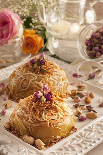 Traditional Balaleet dessert with vermicelli and rose garnish