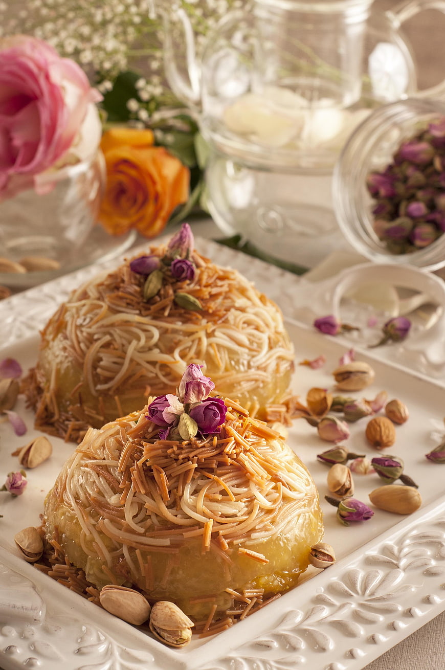 Traditional Balaleet dessert with vermicelli and rose garnish