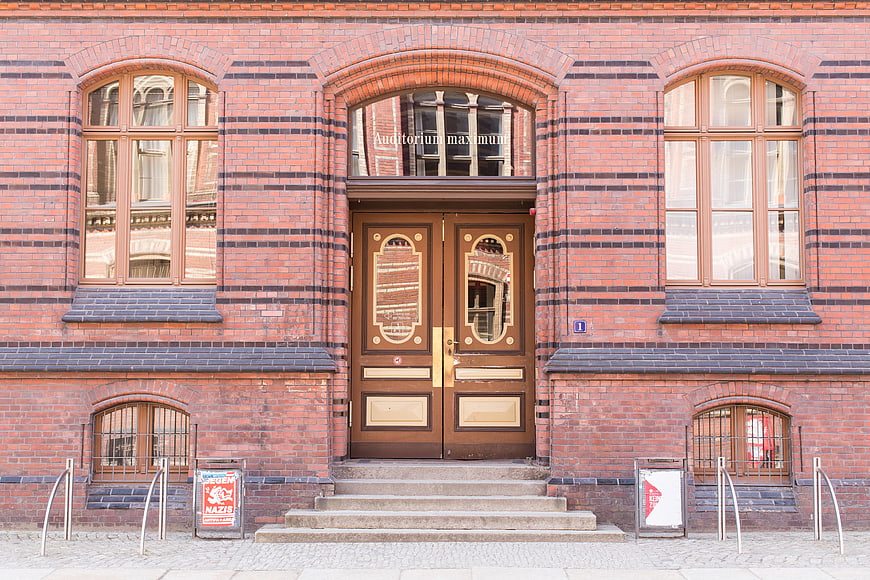 Red brick building entrance with Auditorium maximum sign