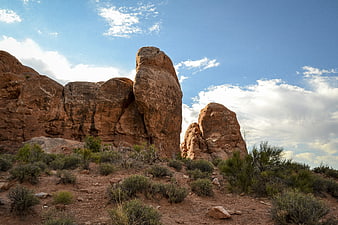 Red Rock Formations in Utah Desert Landscape