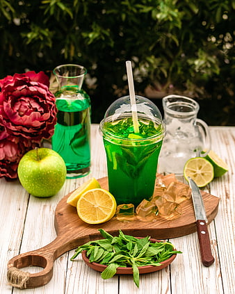 Refreshing Green Mint Lemonade with Fresh Ingredients