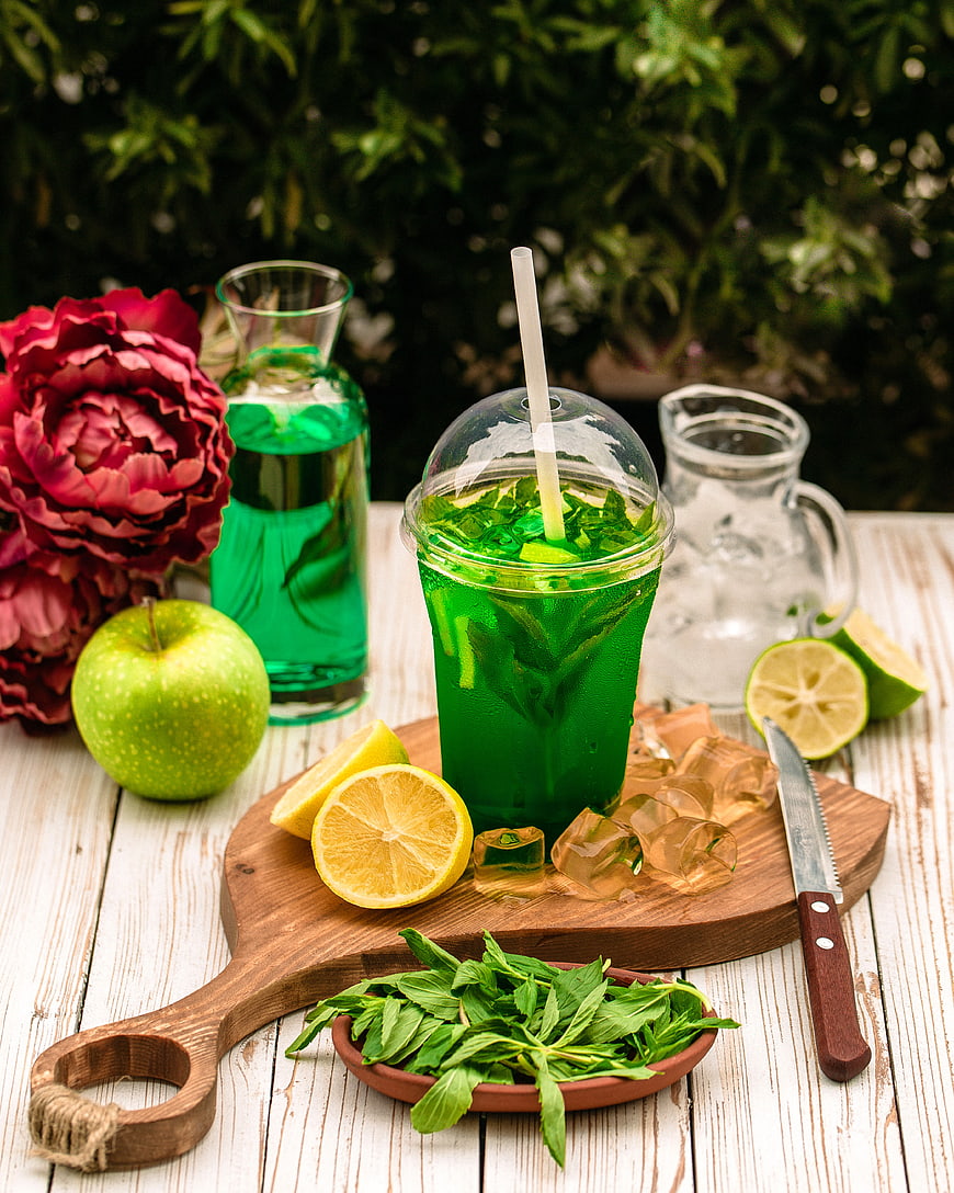 Refreshing Green Mint Lemonade with Fresh Ingredients