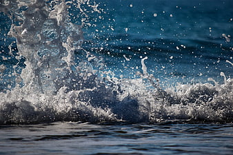 Dynamic Ocean Wave Splash with Water Droplets