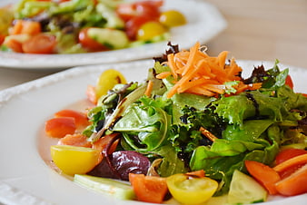 Fresh Mixed Green Salad with Tomatoes and Carrots
