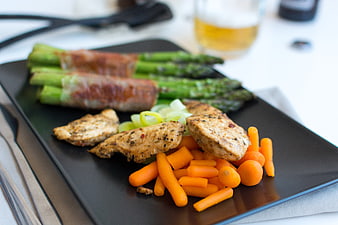 Grilled chicken with bacon-wrapped asparagus and carrots