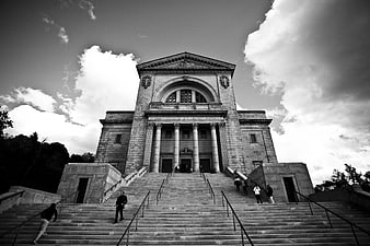 Black and white photo of Mount Royal Basilica with grand staircase
