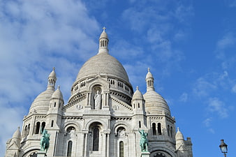 Sacré-Cœur Basilica in Paris against a blue sky