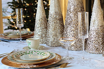 Elegant Christmas Table Setting with Glittery Gold Centerpiece