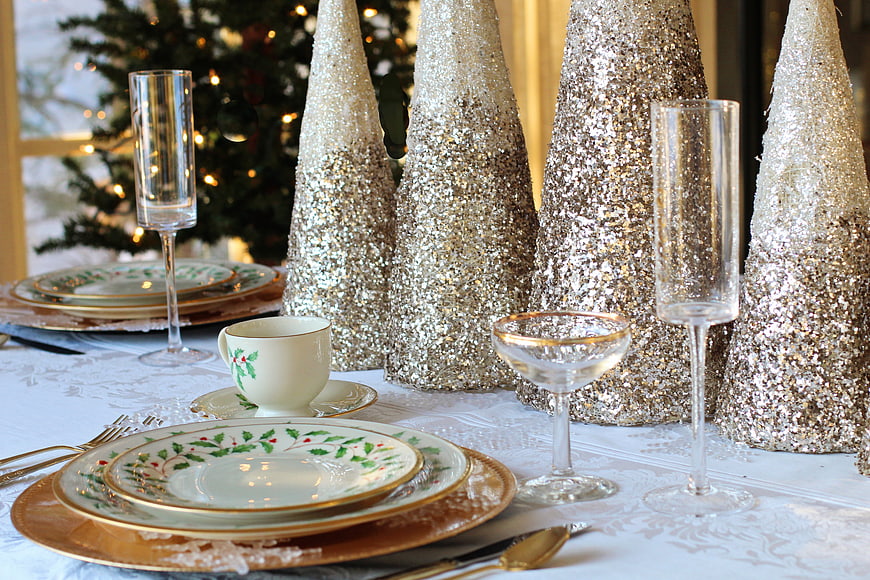 Elegant Christmas Table Setting with Glittery Gold Centerpiece