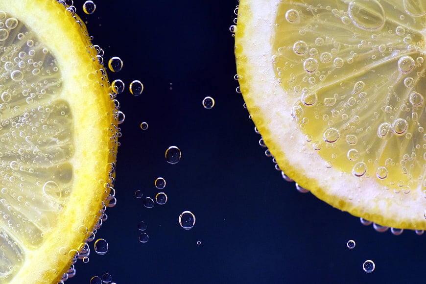 Refreshing Lemon Slices in Sparkling Water