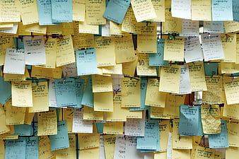 Wall of handwritten sticky notes with Korean text and messages