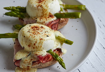 Gourmet Eggs Benedict with Asparagus and Hollandaise Sauce