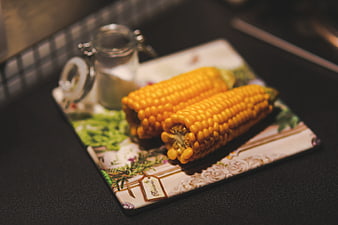 Boiled corn on the cob on a decorative plate