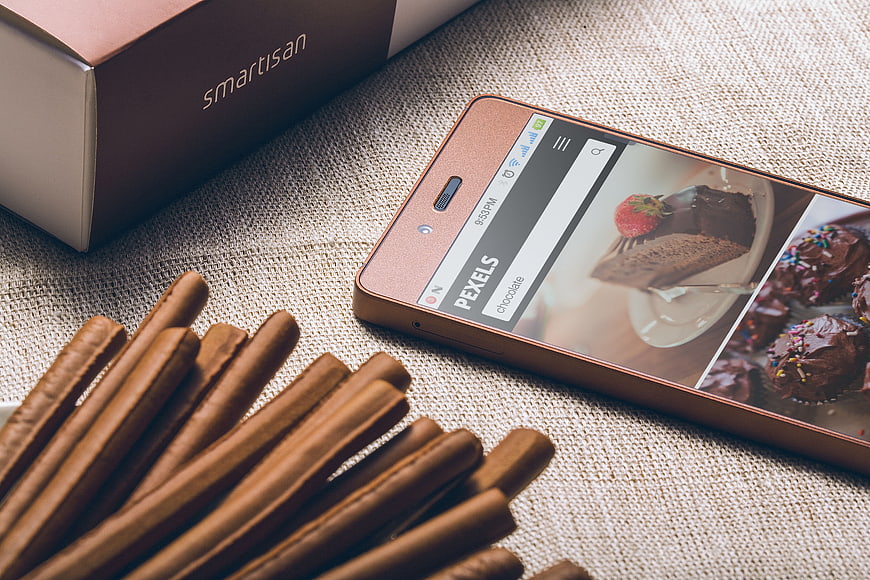 Smartisan smartphone displaying chocolate desserts on textured fabric