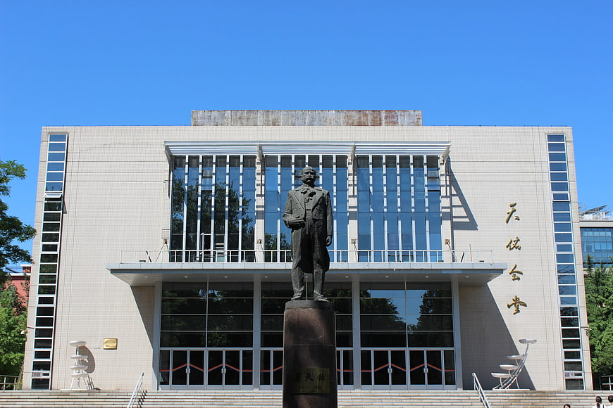 Statue of Qian Xuesen in front of Tianhe Hall at Beijing Jiaotong University