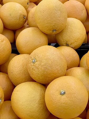 Close-up of fresh ripe oranges in a pile