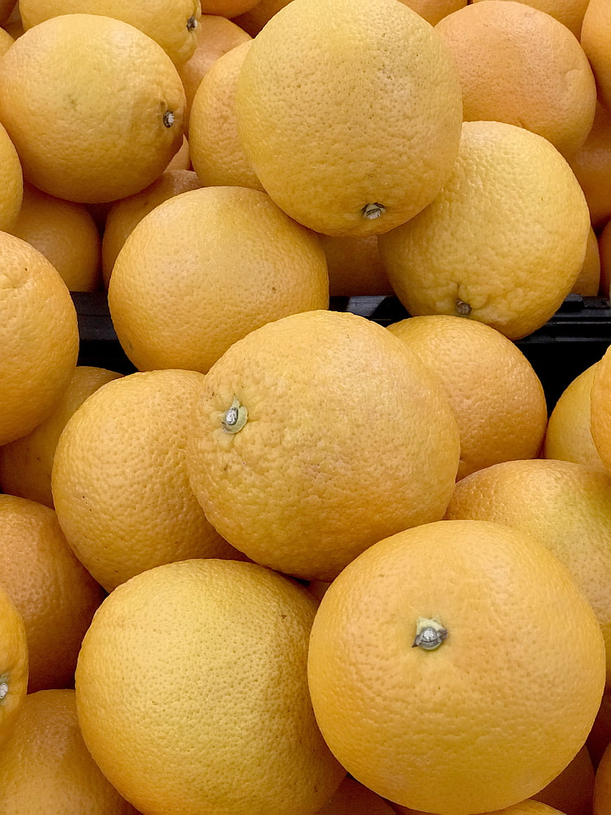 Close-up of fresh ripe oranges in a pile