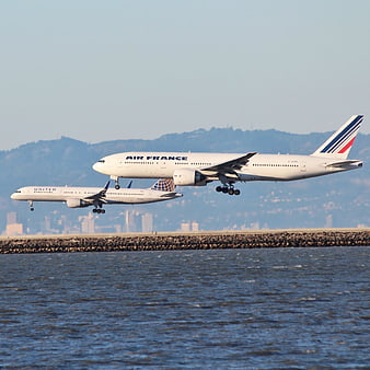 Air France and United Airlines planes landing over San Francisco Bay