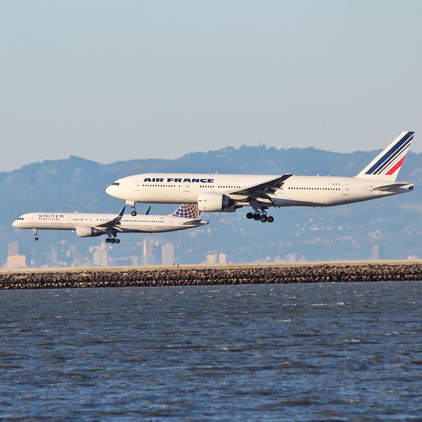 Air France and United Airlines planes landing over San Francisco Bay