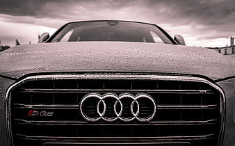 Close-up of wet Audi S Q5 front grille and logo