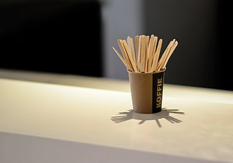Wooden Stirrers in Koffie Cup on White Counter