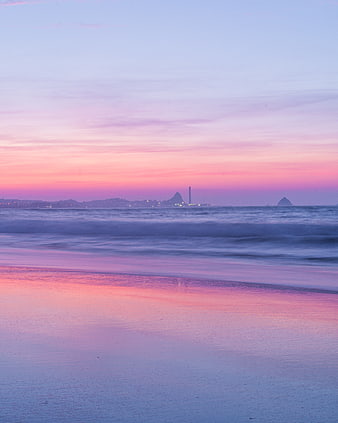 Serene Pink Sunset Beach with Smooth Ocean Waves