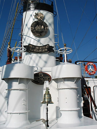 White ship mast with bell and Mexican naval emblem