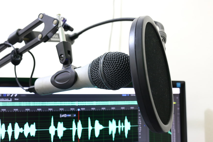 Professional Podcast Microphone with Pop Filter and Audio Waveform