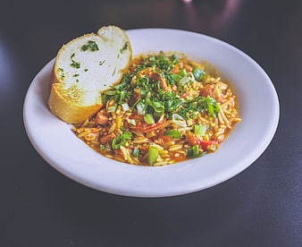 Delicious orzo pasta with tomato sauce and garlic bread