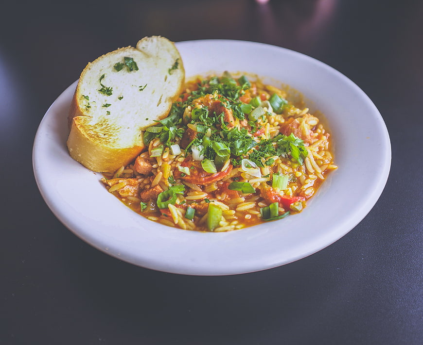 Delicious orzo pasta with tomato sauce and garlic bread