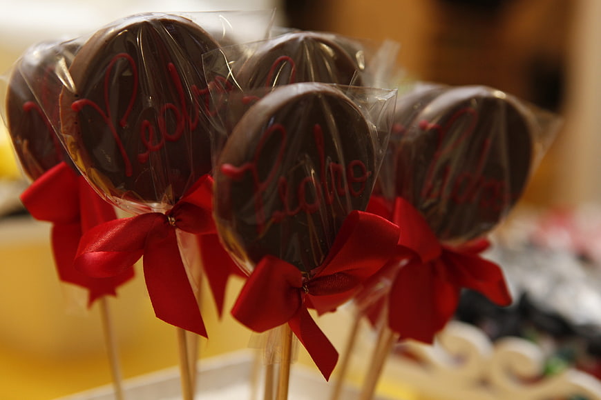 Chocolate cake pops with red bows and names