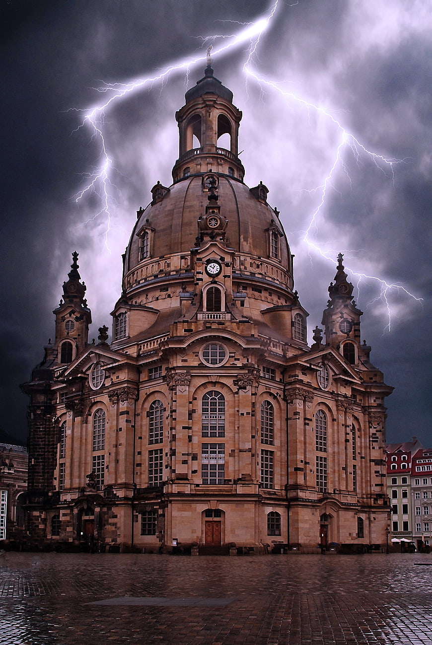 Dresden Frauenkirche struck by lightning during storm