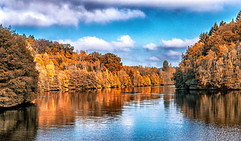 Serene Autumn Lake with Vibrant Forest Reflections