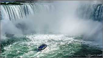 Maid of the Mist boat at Niagara Falls