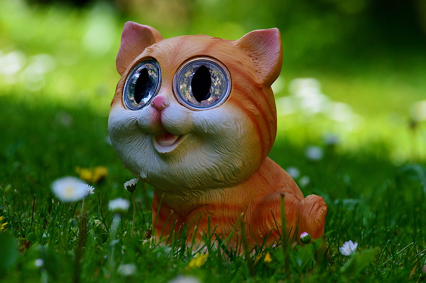 Cute Solar Powered Cat Garden Ornament in Green Grass