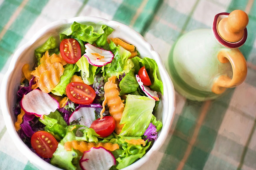 Fresh Garden Salad with Radishes and Crisps