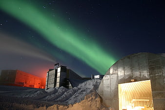 Aurora Australis over Amundsen-Scott South Pole Station