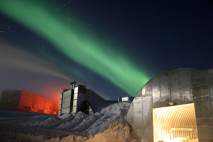 Aurora Australis over Amundsen-Scott South Pole Station