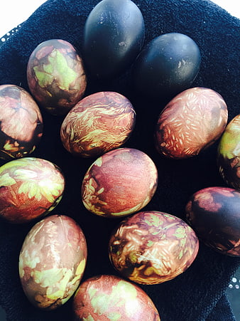 Natural Easter Eggs Dyed with Onions and Leaves