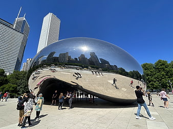 Cloud Gate sculpture in Chicago Millennium Park with tourists