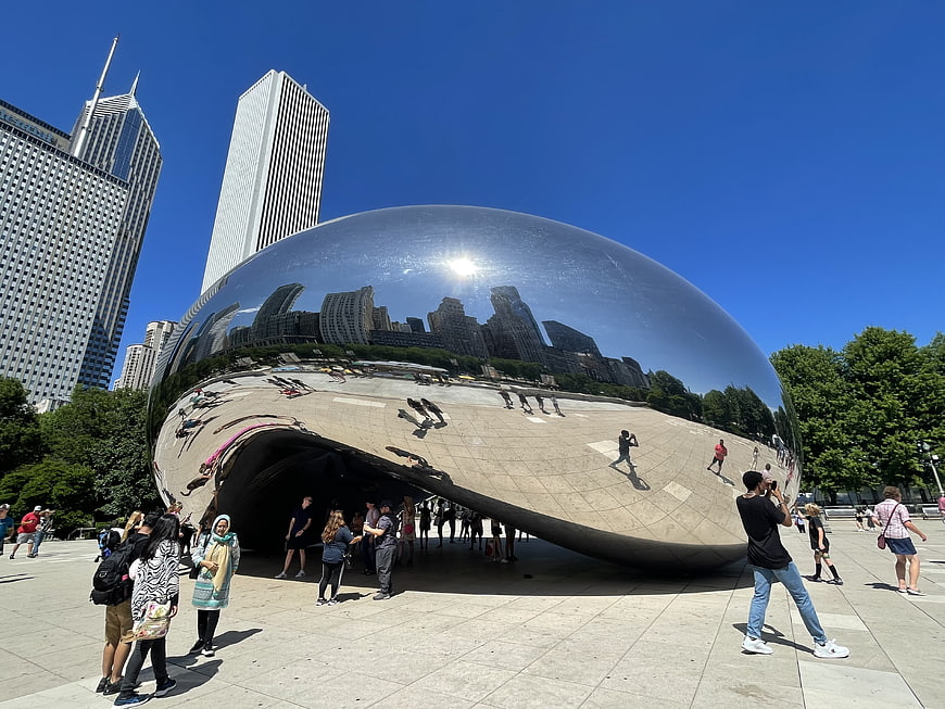 Cloud Gate sculpture in Chicago Millennium Park with tourists