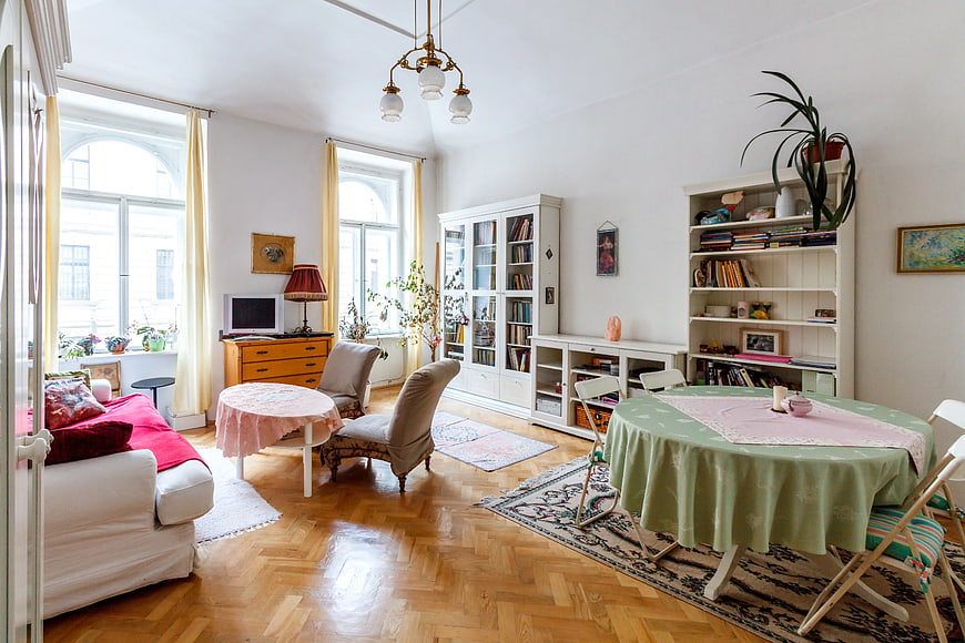 Bright Living Room with White Furniture and Wooden Floors