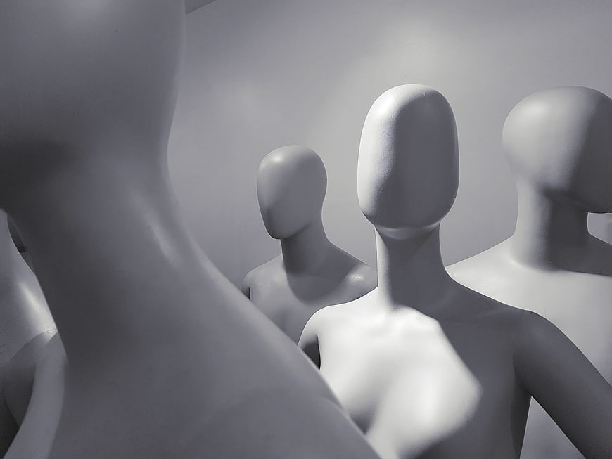 White mannequins in a minimalist virtual space