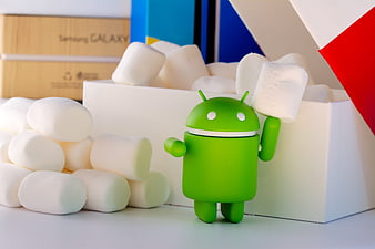 Android Marshmallow mascot with real marshmallows and smartphone boxes