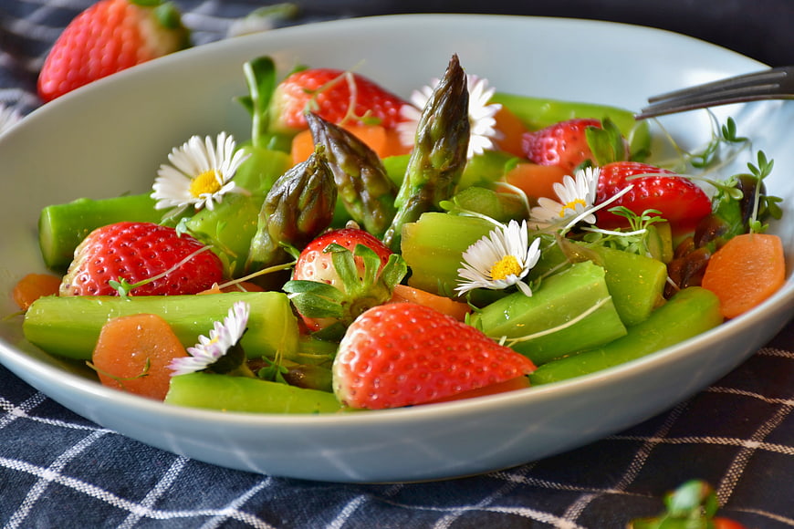 Fresh Strawberry and Asparagus Salad with Daisies