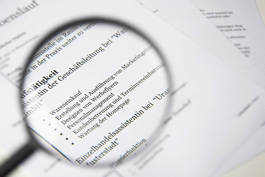 Magnifying glass over German resume text