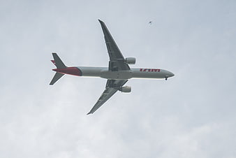 TAM Airlines Boeing 737 Landing with Distant Plane