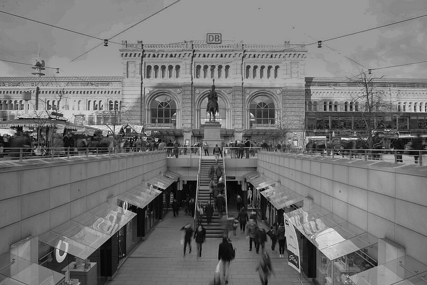 Black and white view of Hannover Hauptbahnhof entrance