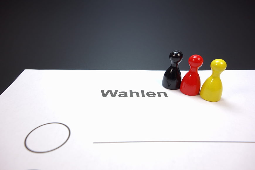 German ballot paper with black, red, and gold chess pieces
