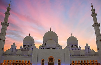 Sheikh Zayed Grand Mosque at Sunset with Pink Sky